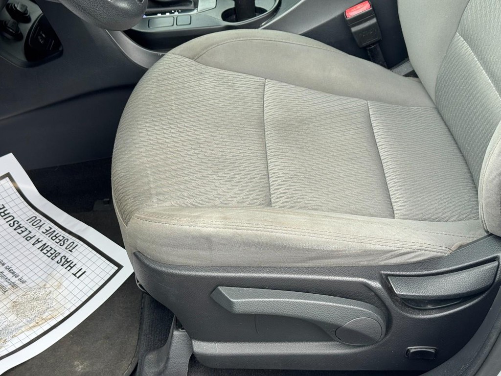 Hyundai Santa Fe Sport Vehicle Full-screen Gallery Image 17