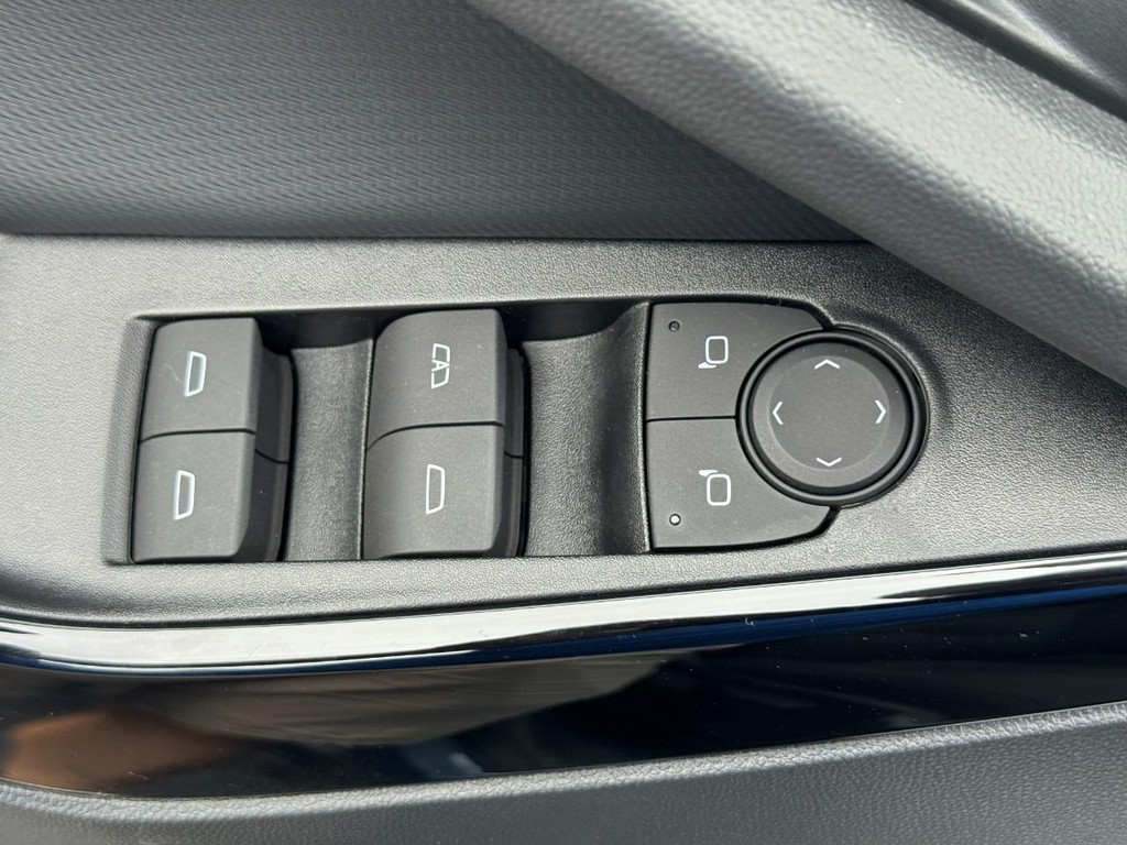 Chevrolet Equinox Vehicle Full-screen Gallery Image 16