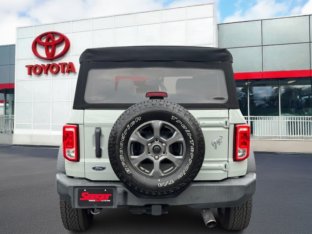 Ford Bronco Vehicle Full-screen Gallery Image 04