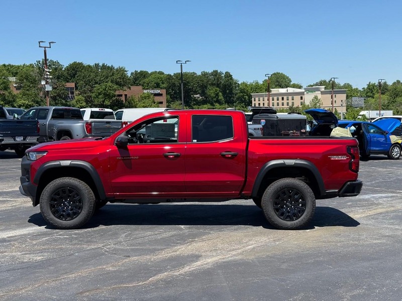 Chevrolet Colorado Vehicle Full-screen Gallery Image 2