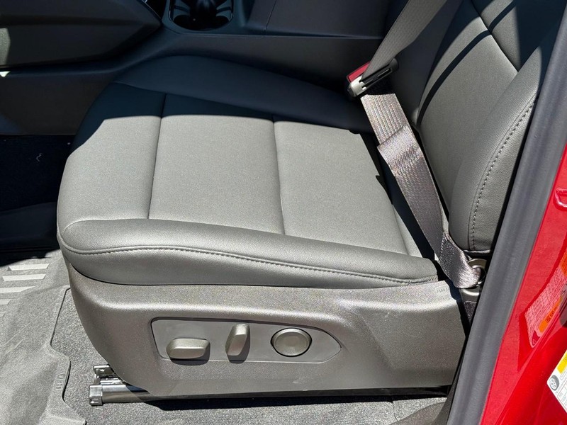 Chevrolet Colorado Vehicle Full-screen Gallery Image 11