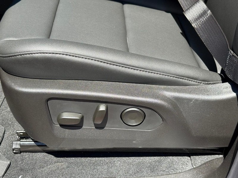 Chevrolet Colorado Vehicle Full-screen Gallery Image 12