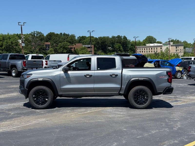 Chevrolet Colorado Vehicle Full-screen Gallery Image 2