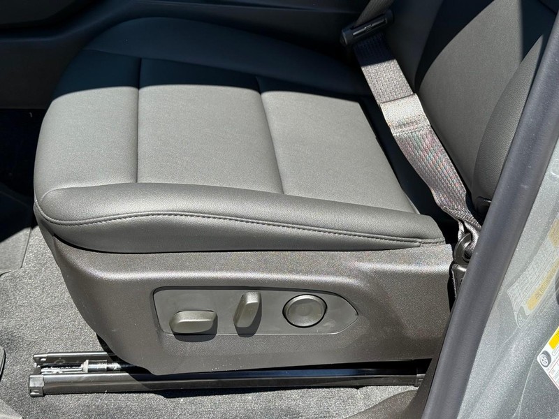 Chevrolet Colorado Vehicle Full-screen Gallery Image 11