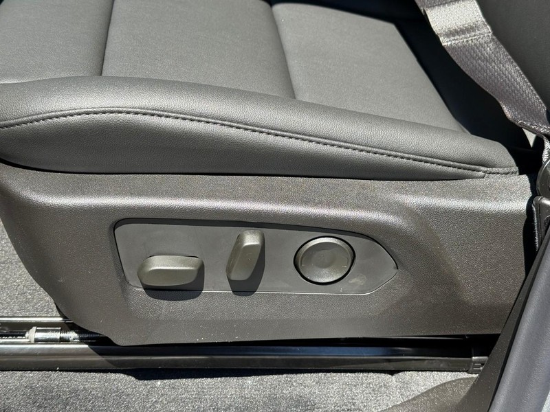 Chevrolet Colorado Vehicle Full-screen Gallery Image 12