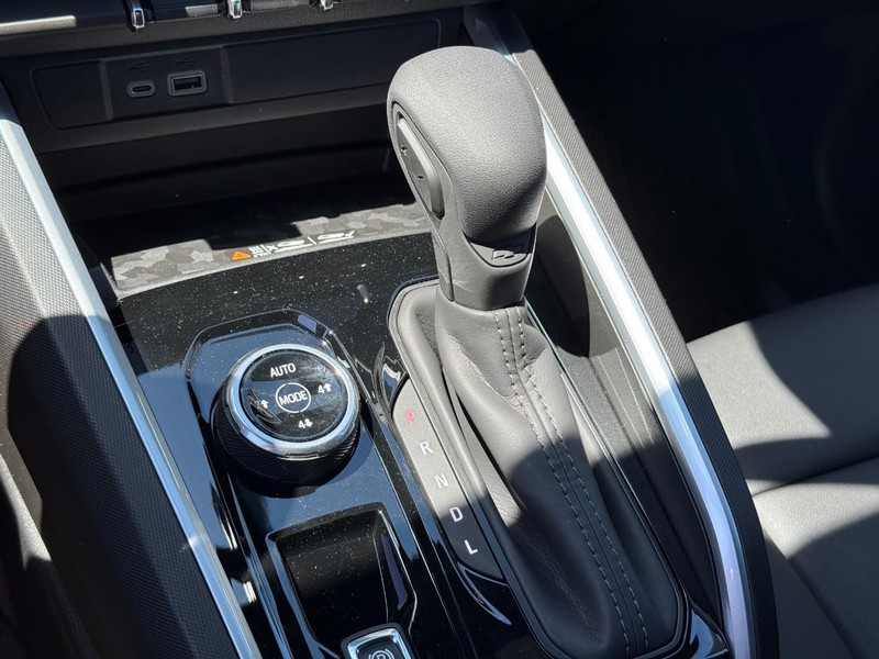 Chevrolet Colorado Vehicle Full-screen Gallery Image 15