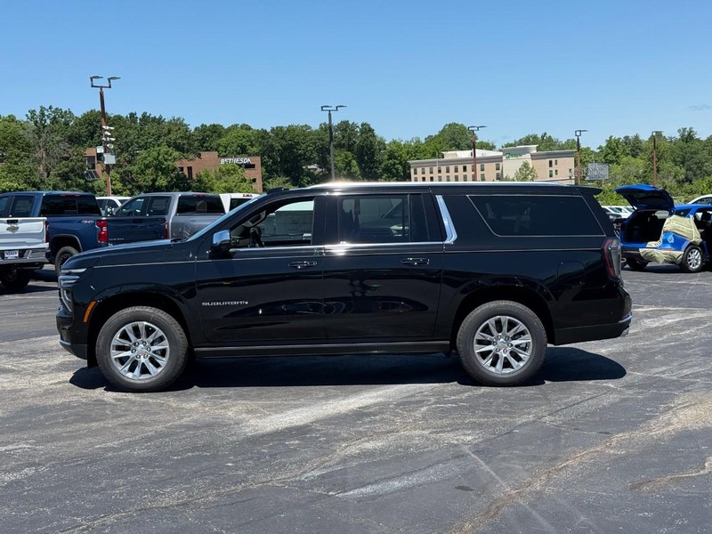 Chevrolet Suburban Vehicle Full-screen Gallery Image 2