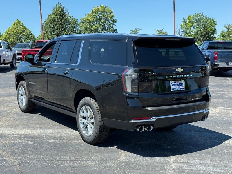 Chevrolet Suburban Vehicle Full-screen Gallery Image 3