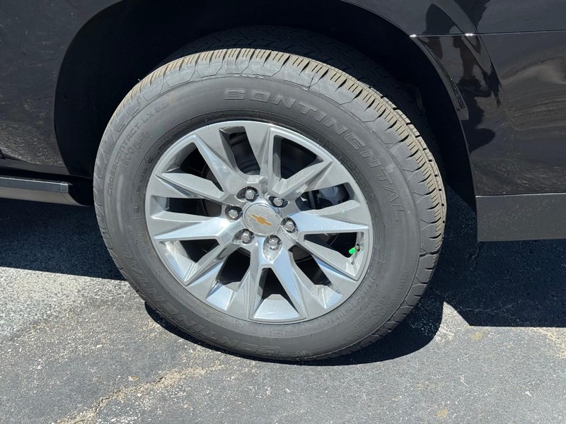 Chevrolet Suburban Vehicle Full-screen Gallery Image 4