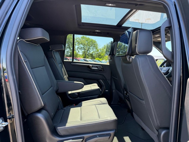 Chevrolet Suburban Vehicle Full-screen Gallery Image 6