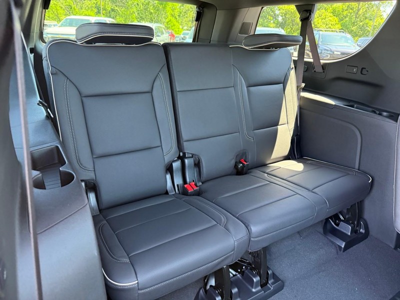 Chevrolet Suburban Vehicle Full-screen Gallery Image 7