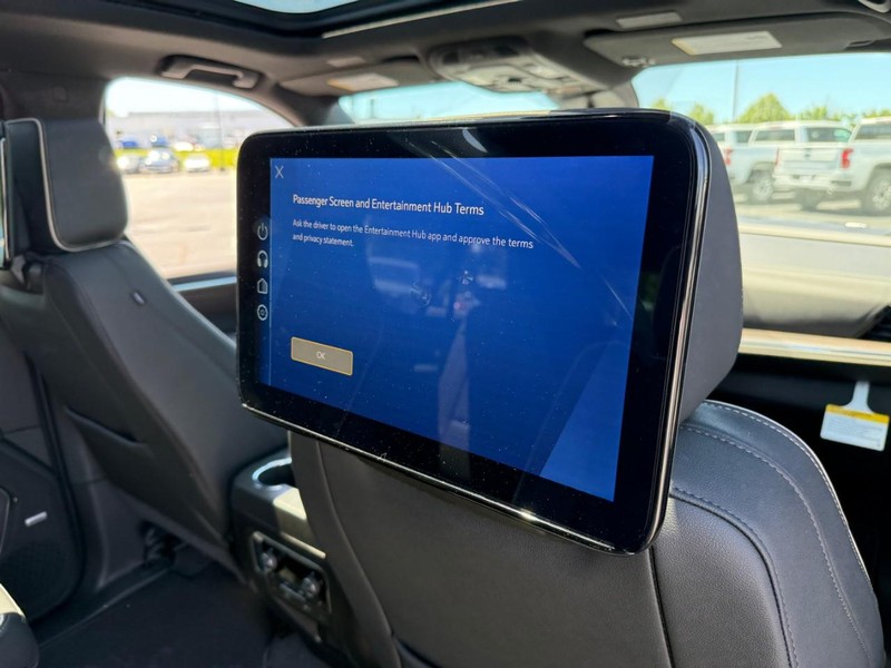 Chevrolet Suburban Vehicle Full-screen Gallery Image 8