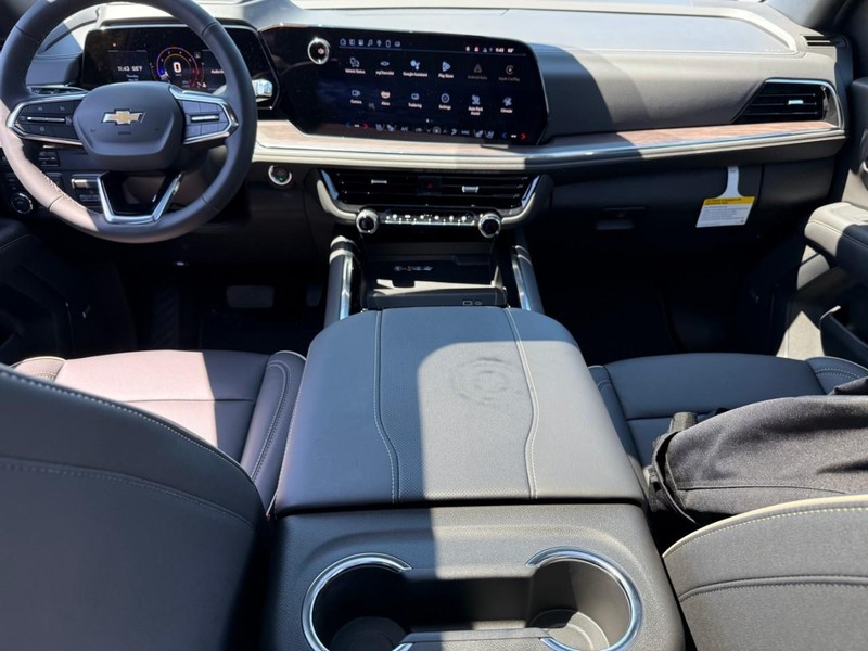 Chevrolet Suburban Vehicle Full-screen Gallery Image 9