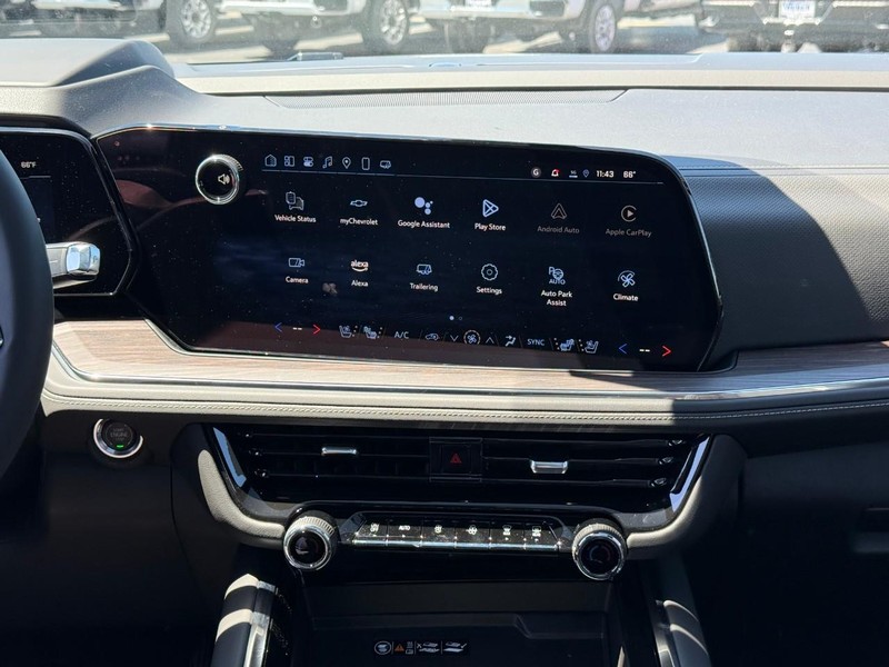 Chevrolet Suburban Vehicle Full-screen Gallery Image 11