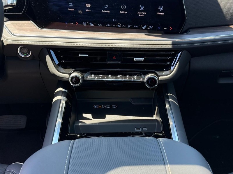 Chevrolet Suburban Vehicle Full-screen Gallery Image 12