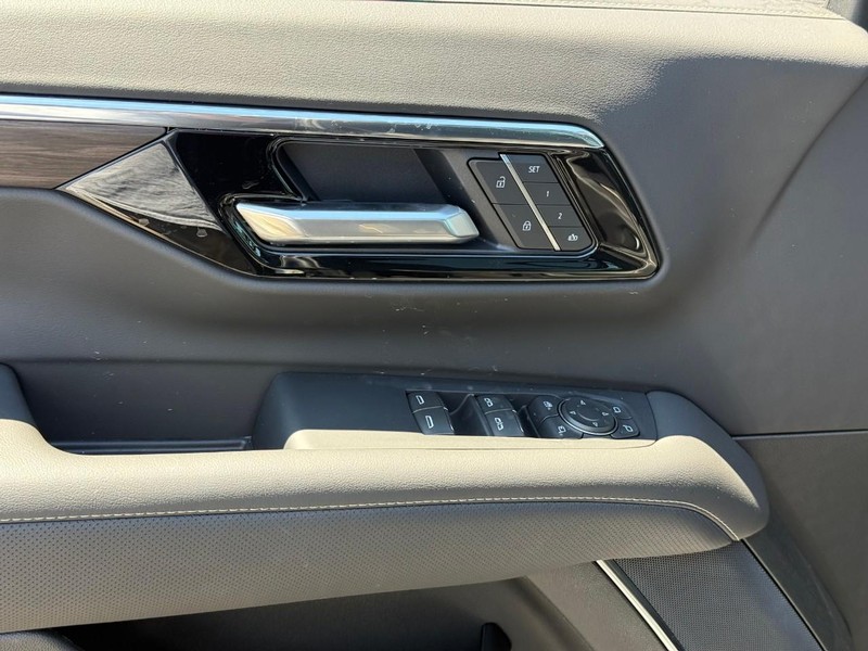 Chevrolet Suburban Vehicle Full-screen Gallery Image 13