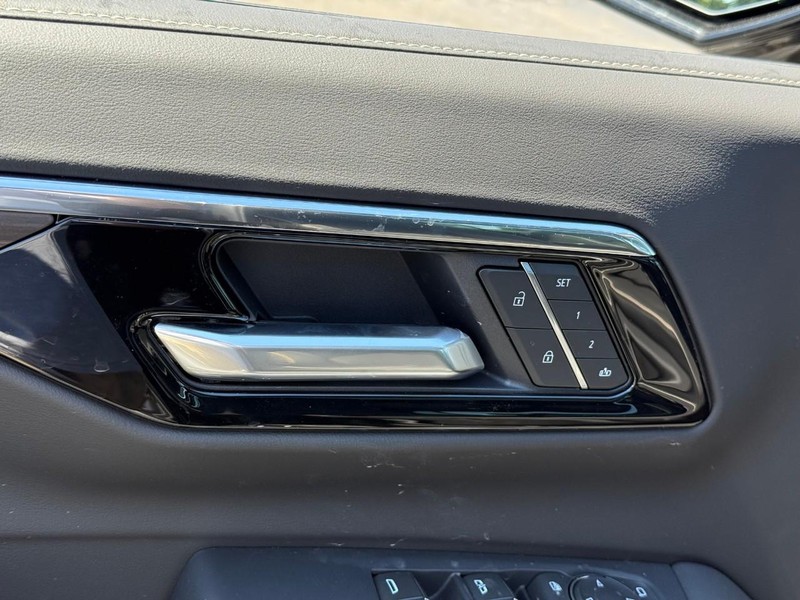 Chevrolet Suburban Vehicle Full-screen Gallery Image 14