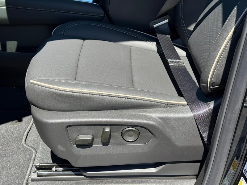 Chevrolet Suburban Vehicle Full-screen Gallery Image 15