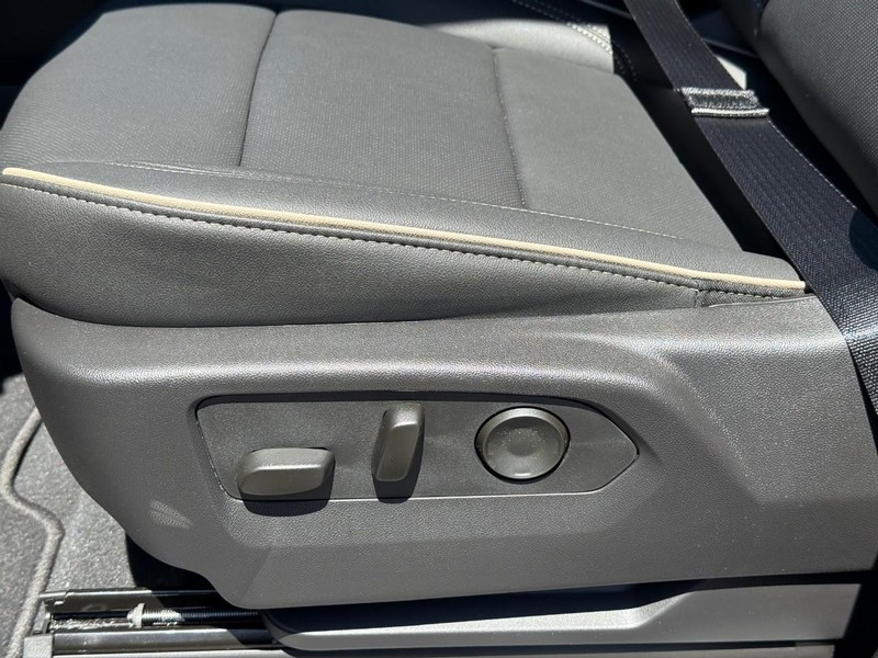 Chevrolet Suburban Vehicle Full-screen Gallery Image 16