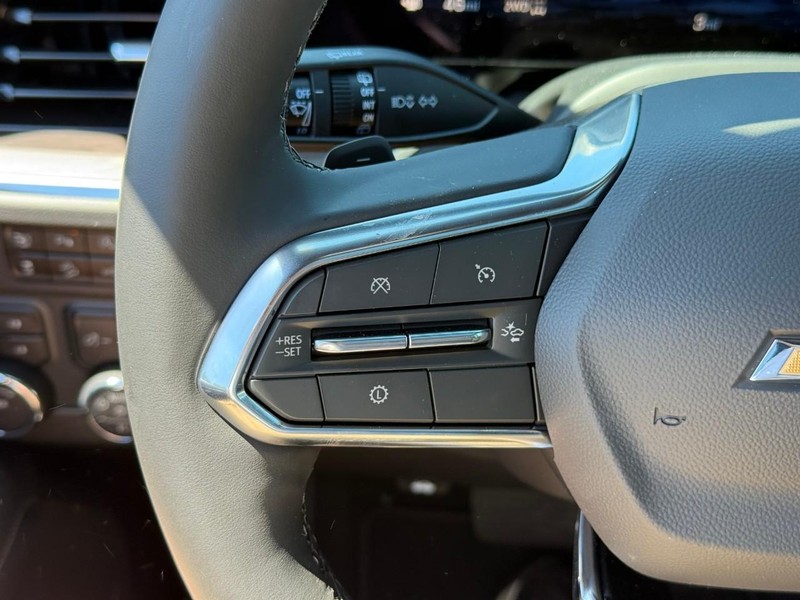 Chevrolet Suburban Vehicle Full-screen Gallery Image 17