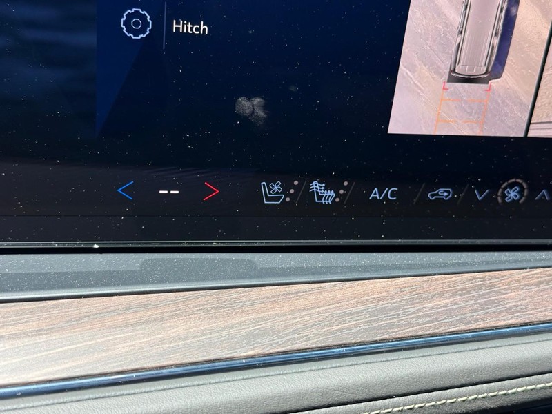 Chevrolet Suburban Vehicle Full-screen Gallery Image 19