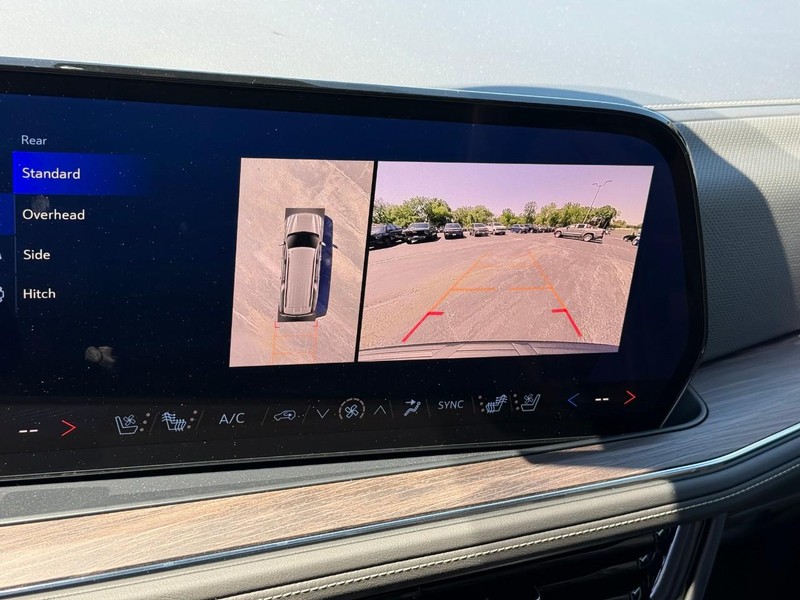 Chevrolet Suburban Vehicle Full-screen Gallery Image 20