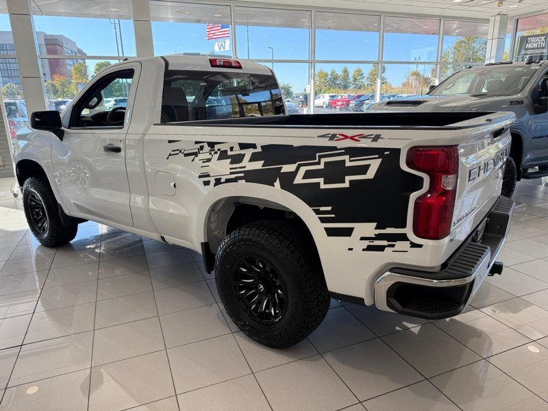 Chevrolet Silverado 1500 Vehicle Full-screen Gallery Image 2