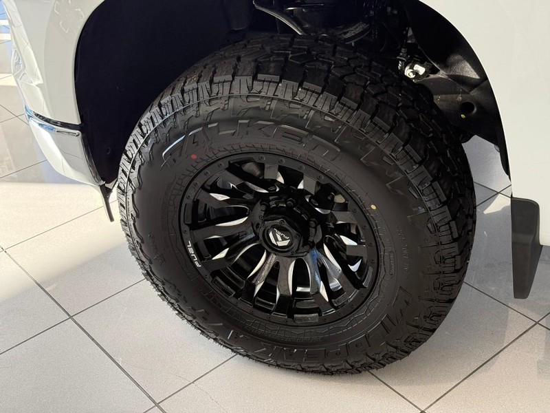 Chevrolet Silverado 1500 Vehicle Full-screen Gallery Image 4