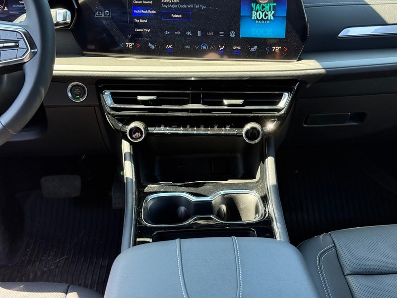 Chevrolet Traverse Vehicle Full-screen Gallery Image 10