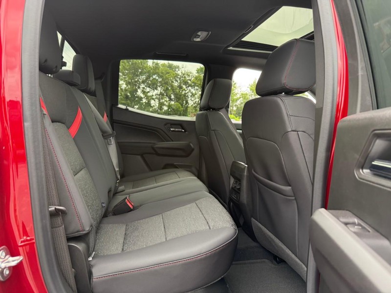 Chevrolet Colorado Vehicle Full-screen Gallery Image 6