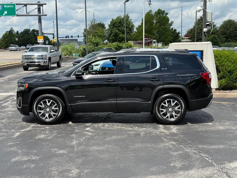 GMC Acadia Vehicle Full-screen Gallery Image 2