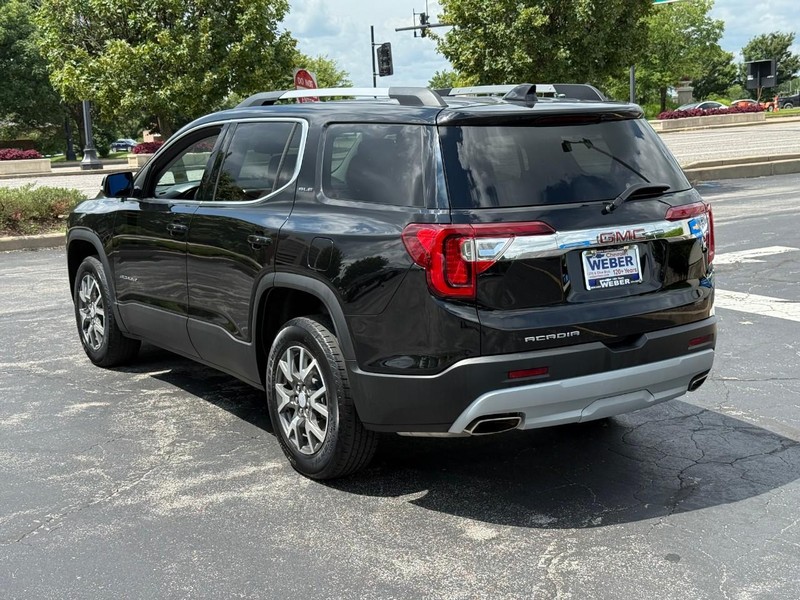 GMC Acadia Vehicle Full-screen Gallery Image 3