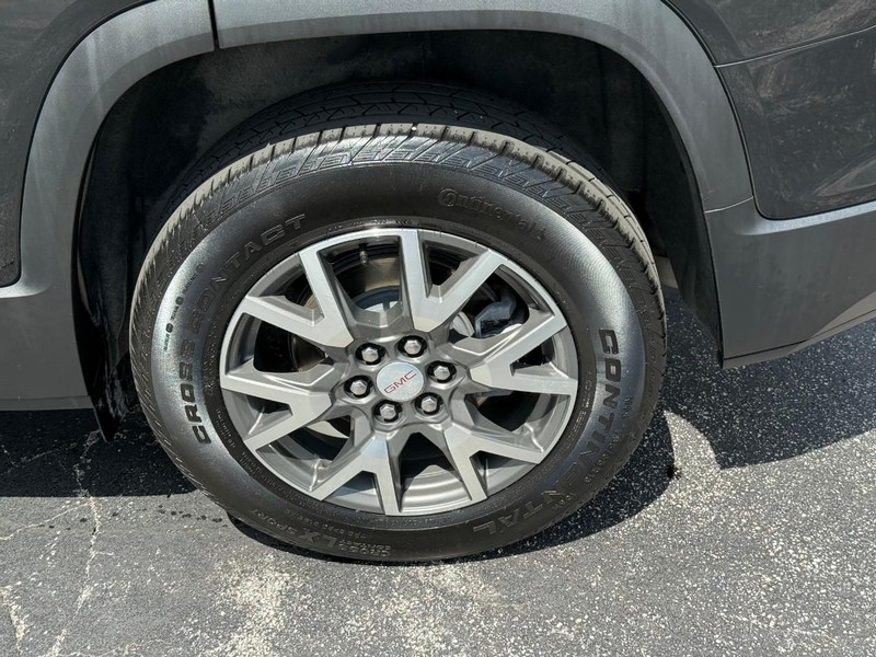 GMC Acadia Vehicle Full-screen Gallery Image 4