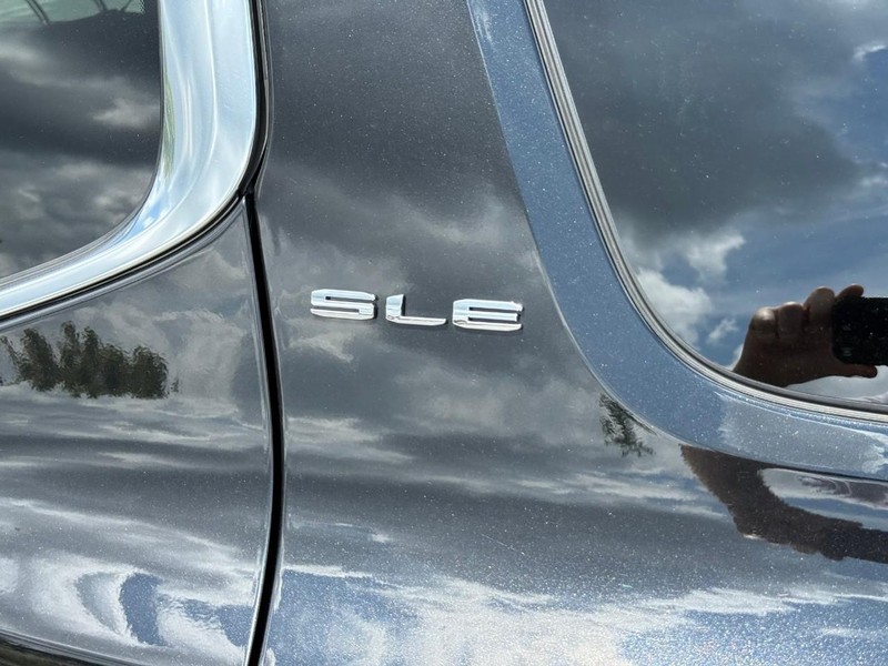 GMC Acadia Vehicle Full-screen Gallery Image 5