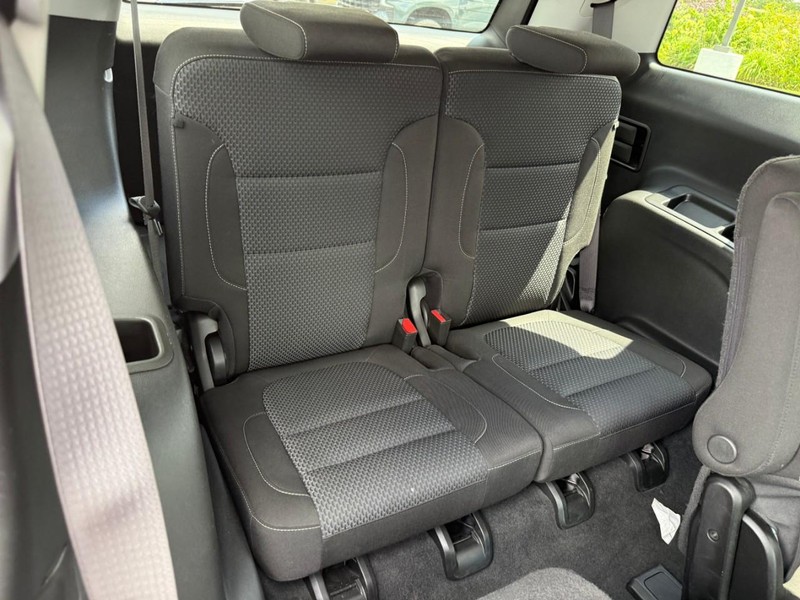 GMC Acadia Vehicle Full-screen Gallery Image 11