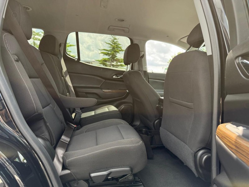 GMC Acadia Vehicle Full-screen Gallery Image 12