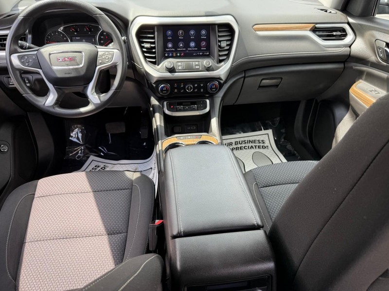 GMC Acadia Vehicle Full-screen Gallery Image 13