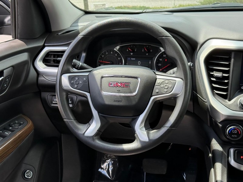 GMC Acadia Vehicle Full-screen Gallery Image 14