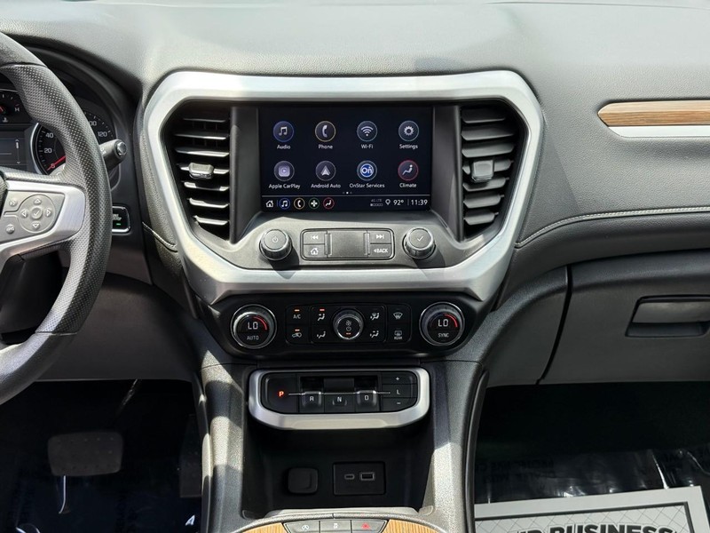GMC Acadia Vehicle Full-screen Gallery Image 15