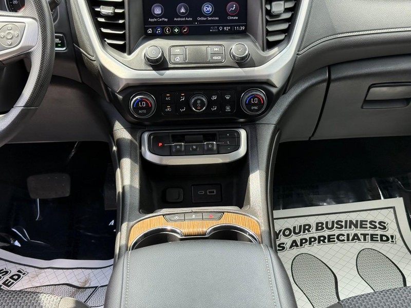 GMC Acadia Vehicle Full-screen Gallery Image 16