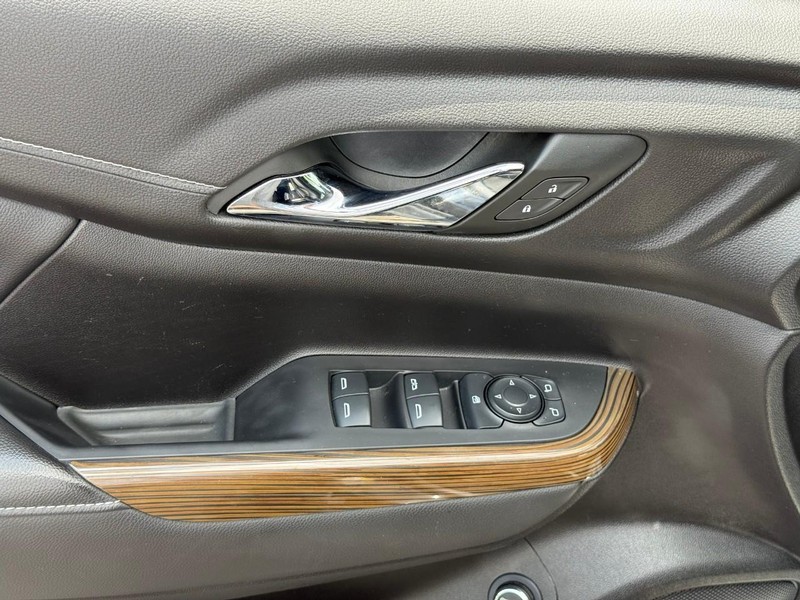 GMC Acadia Vehicle Full-screen Gallery Image 17