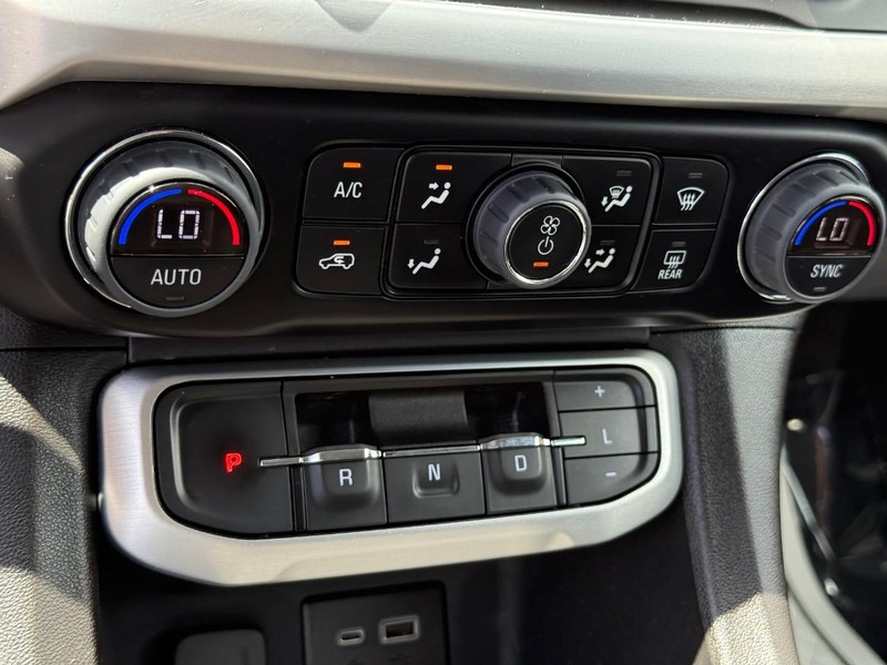 GMC Acadia Vehicle Full-screen Gallery Image 24