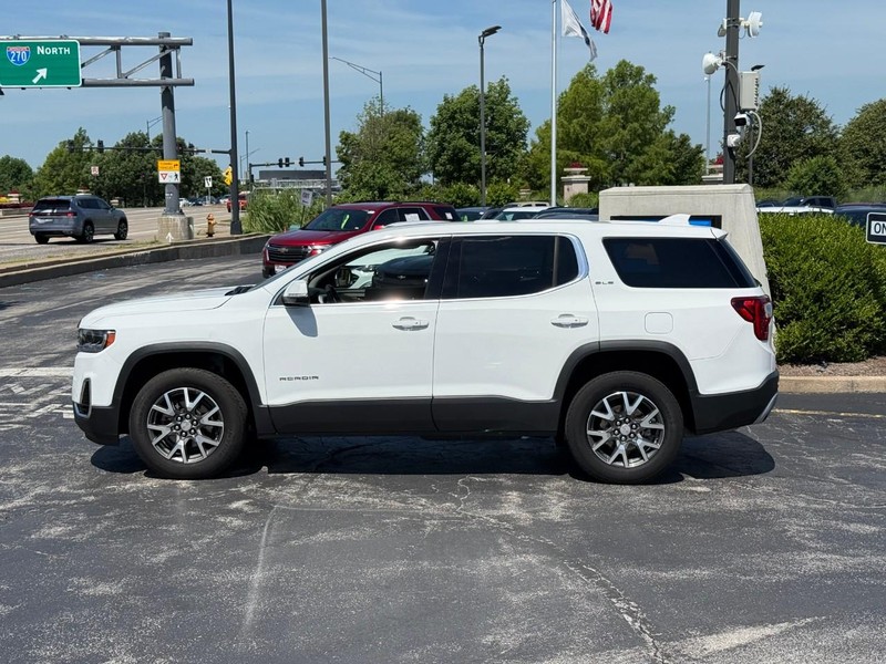 GMC Acadia Vehicle Full-screen Gallery Image 2