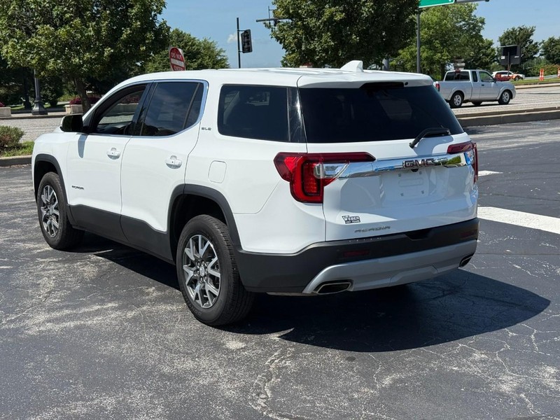 GMC Acadia Vehicle Full-screen Gallery Image 3