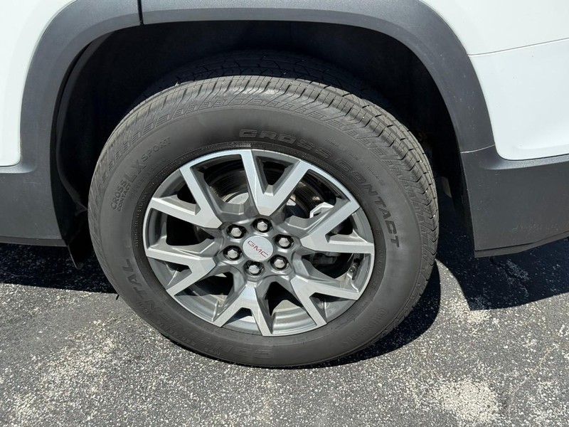 GMC Acadia Vehicle Full-screen Gallery Image 4