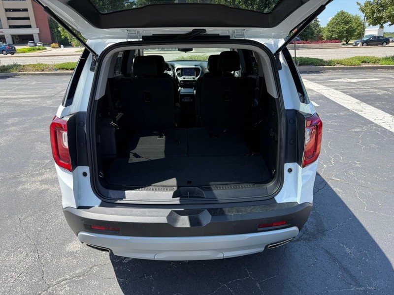 GMC Acadia Vehicle Full-screen Gallery Image 5