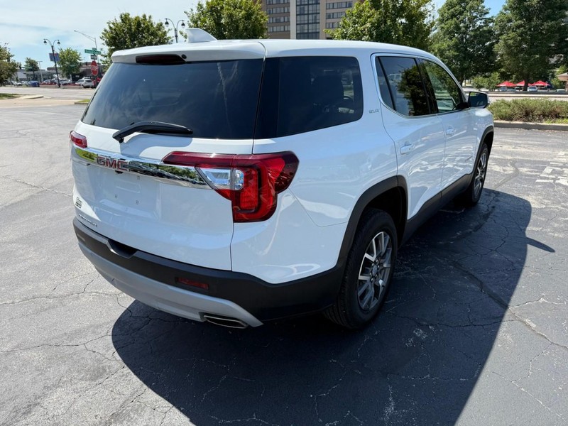 GMC Acadia Vehicle Full-screen Gallery Image 7