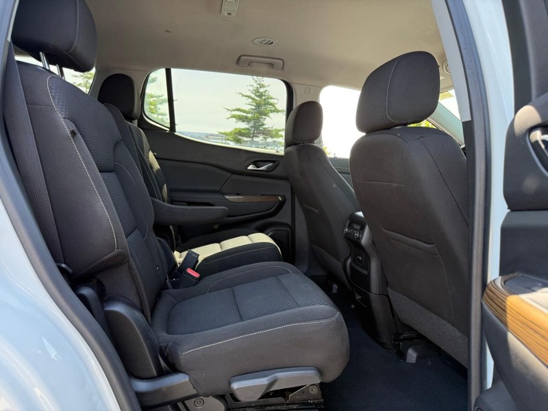 GMC Acadia Vehicle Full-screen Gallery Image 10