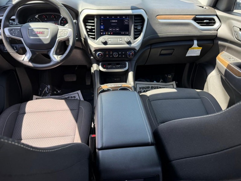 GMC Acadia Vehicle Full-screen Gallery Image 11