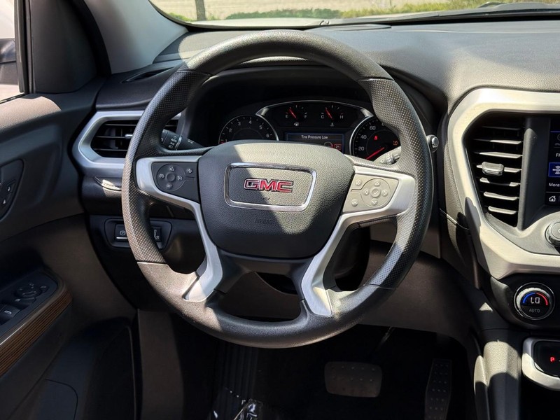 GMC Acadia Vehicle Full-screen Gallery Image 12